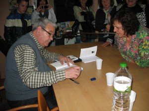 Joan Arnau signant el seu llibre FOTO: EL DIMONI