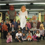 Foto de família i veïns amb Tomàs Ayala i En Tomàs, tot celebrant els 95 anys d'aquest eugenial FOTO: ELDIMONI.COM