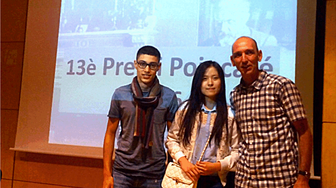 Els alumnes El Mahdi Beddidi i Liqun Chen amb Berenguer Sabadell, el seu tutor FOTO: ELS MIL I PICO