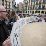 Inici de la manifestació convocada per #GironaAcull, el Grup de Voluntàries del Gironès i ASL EREC, entre d'altres, en suport a les refugiades i en contra de les polítiques migratòries de la Unió Europea. La bandera de Santa Eugènia de Ter hi era present FOTO: CARLES PALACIO