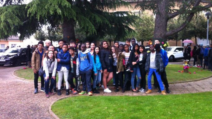 Foto de família de l'aula d'acollida de l'INS Santa Eugènia FOTO: ELS MIL I PICO