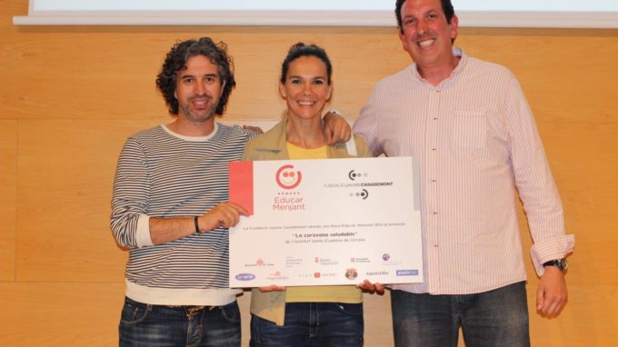 Jordi Cruset, Carme Juidies i Sergi Garcia, tots tres professors de l'Aula oberta del Santa Eugènia, a l'Auditori de Girona rebent la beca FOTO: ELS MIL I PICO