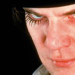 Àlex DeLarge en un fotograma de "La taronja mecànica" d'Stanley Kubrick (1971) , basada en la novel·la del britànic Anthony Burguess (1962)