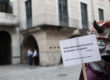 Concentració de l'AMPA de la Montfalgars de Santa Eugènia de Ter a les portes de l'Ajuntament de Girona per reclamar que la biblioteca Montfollet segueixi funcionant, amb El Dimoni del Pont FOTO: CARLES PALACIO