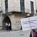 Concentració de l'AMPA de la Montfalgars de Santa Eugènia de Ter a les portes de l'Ajuntament de Girona per reclamar que la biblioteca Montfollet segueixi funcionant, amb El Dimoni del Pont FOTO: CARLES PALACIO