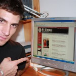 Quim Gutiérrez, en una imatge d'arxiu de 2009, fullejant l'anterior disseny d'eldimoni.com, de Jaume Llorens FOTO: EL DIMONI