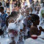 Festa de l'escuma a la plaça del Barco de Santa Eugènia de Ter FOTO: CARLES PALACIO