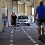 Vianants, una bicicleta i un cotxe coincideixen al nou carril bici del viaducte, a tocar de la carretera de Santa Eugènia FOTO: QUIM PUIG [EL PUNT AVUI]