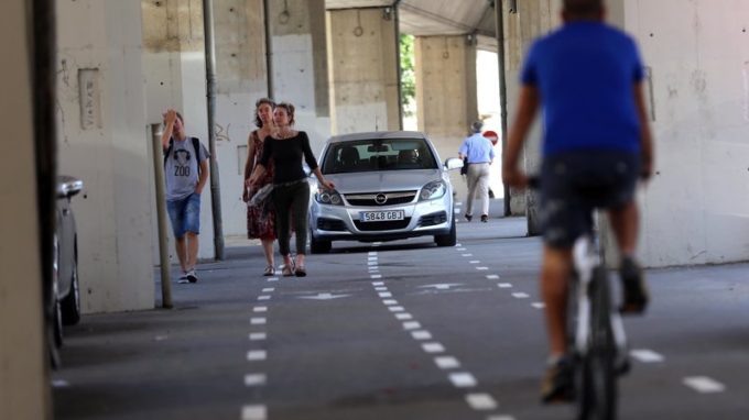 Vianants, una bicicleta i un cotxe coincideixen al nou carril bici del viaducte, a tocar de la carretera de Santa Eugènia FOTO: QUIM PUIG [EL PUNT AVUI]