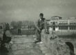 El pas sobre el pont del Dimoni (actual carrer Mare de Déu de la Salut), a la dreta l'Escola Santa Eugènia FOTO: ARXIU ELDIMONI.COM