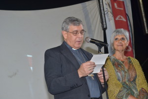 Una imatge de l'Abat de Montserrat, l'eugenial Josep Maria Soler, llegint el seu pregó, acompanyat per la veïna Núria Terés FOTO: JOEL MEDIR