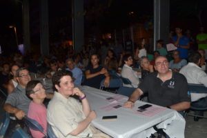 Els pares d'en David, Teresa i Manolo, escoltant el seu fill FOTO: JOEL MEDIR i HEREU