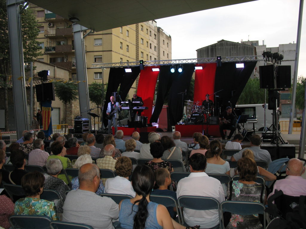 El Grup Xàkara, eugenials!, en el concert de tarda previ al pregó d'en David FOTO: ELDIMONI.COM