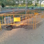 Una imatge recent del parc de Mas Masó, a la perifèria de Can Gibert del Pla FOTO: MIGUEL GARCIA VEIGAS (12·09·2016, quan ja feia tres setmanes que els operaris de l'Ajuntament de Girona van fer el forat per instal·lar una font al pipi-can del parc; van fer el forat, van deixar la connexió i el drenatge, però van passar el dies i no es veia la font; van deixar un forat i unes tanques, igual es tractava d'un estany i s'esperava que plogués)