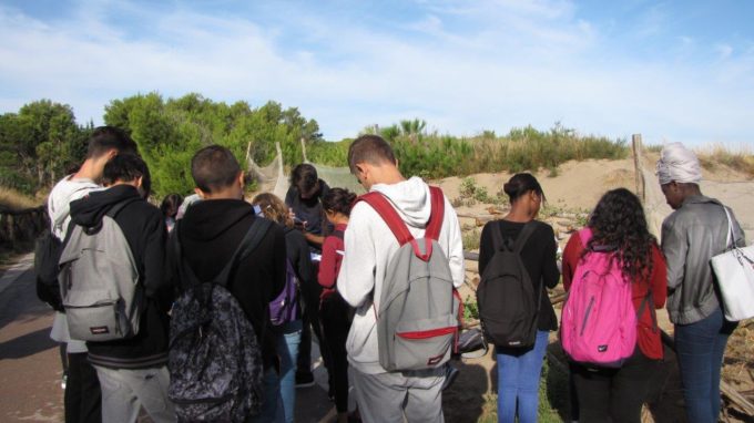 Una imatge de la visita de l'INS Santa Eugènia a les dunes d'Empúries FOTO: ELS MIL i PICO