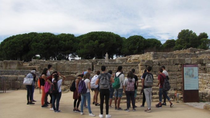 Una imatge de la visita de l'INS Santa Eugènia a Empúries FOTO: ELS MIL i PICO