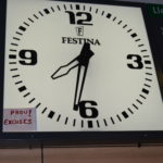 Rellotge analògic Festina, al vestíbul del TAV, dicta l'hora FOTO: JOEL MEDIR i HEREU