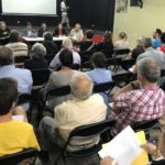 Reunió de veïns l'Ateneu Eugenienc amb Joan Alcalà, Narcís Sastre i Sílvia Paneque sobre la reixa de la pista de la nova frontissa, el canvi de sentit del carrer Montseny i temes de dinamització i seguretat FOTO: JORDI NADAL (EL PUNT AVUI)