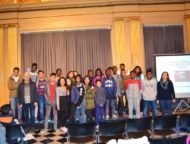 Imatge de grup de l’Aula d'acollida de l'Institut Santa Eugènia a l'Ajuntament de Girona FOTO: ELS MIL I PICO