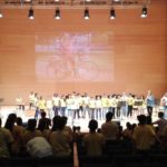 A l'Auditori de Girona, els nens i nenes del Santa Eugènia, amb la Núria i la seva bici FOTOS: ESCOLA SANTA EUGÈNIA