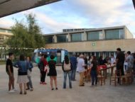 Imatge de la festa final de curs 2016-2017 amb la caravana com a protagonista FOTO: ELS MIL I PICO