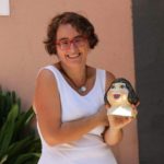 Festa Major 2016: Belén Álvarez després de rebre la rèplica del capgròs entregada per Ramon Macaya com a agraïment per haver cantat FOTO: ELENA GONZÁLEZ NAVARRO