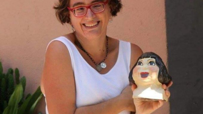 Belén Álvarez després de rebre la rèplica del capgròs entregada per Ramon Macaya com a agraïment per haver cantat FOTO: ELENA GONZÁLEZ