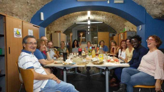 Can Ninetes 5-O, inauguració curs 2017-2018 del Banc del Temps: molt bon ambient, suggeriments, conversa distesa, bon menjar, música... FOTO: BdT PONT DEL DIMONI