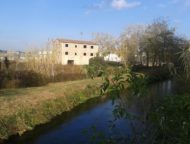 Disperses per les Hortes de Santa Eugènia de Ter es poden trobar diferents masies i cases d'hortolans, com les de ca l'Escolà i la de cal Gras [a la imatge]. En primer terme, la sèquia Monar FOTO: ELDIMONI.COM