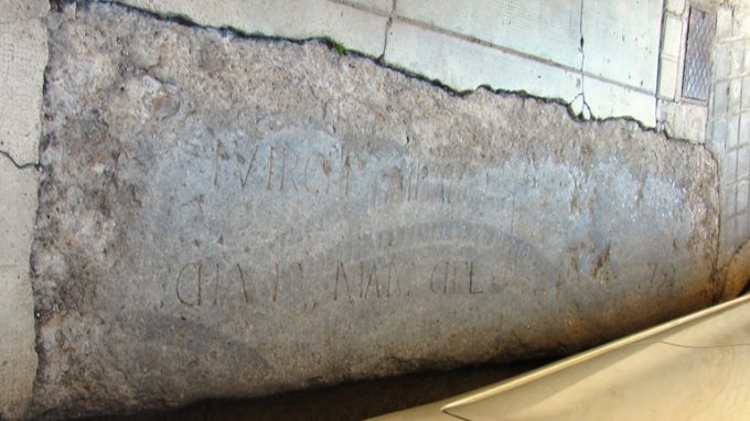 Una pedra nummulítica de 1752 pavimenta la vorera a Santa Eugènia de Ter FOTO: NÚRIA NOGAREDA i CUIXART