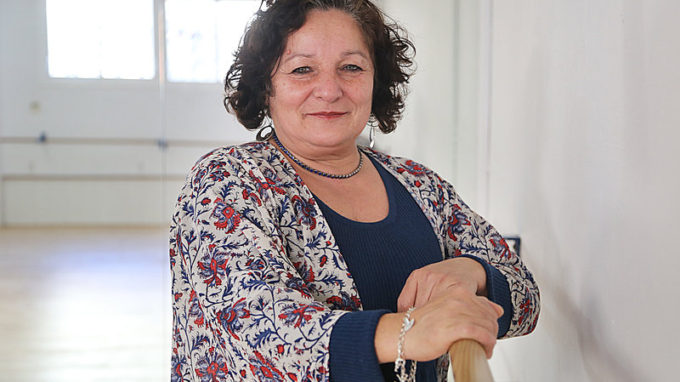 Dinora Valdivia, ballarina, coreògrafa, professora de dansa i directora de l'escola de dansa Cont-Class, a l'escola que dirigeix FOTO: MANEL LLADÓ (EL PUNT AVUI)