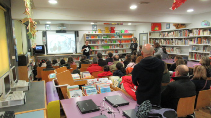 Demostració palpable del què és i per a que serveix una humil biblioteca (no cal ser sempre la Rahola) FOTO: ELDIMONI.COM