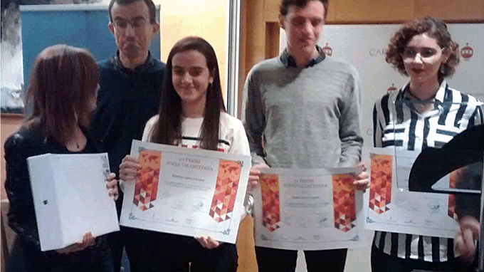 Martina Aubert de l'Institut Montilivi -al centre de la imatge-, acompanyada dels dos finalistes: Stefan Goetz Anticó, de l'Institut Montilivi, i Valerie Katimi Varela, de l'Institut Santa Eugènia -a la dreta de la imatge- FOTO: JORDI BATLLE
