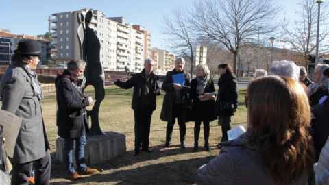 Jaume Fabre, assenyalant l'escultura, amb Dolors Reig, presidenta dels Amics de la Unesco, a la dreta, i Carles Ribas i Lluís Lucero, a l'esquerra, durant l'apadrinament FOTO: JOAN SABATER (EL PUNT AVUI)