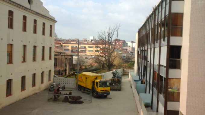 Imatge dels treballs per assecar la sèquia Monar a tocar del vell taller de la Marfà FOTO: EL DIMONI DE LA FÀBRICA