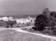 Vista des de la finestra de la cuina dels pisos Santo Domingo el Sabio, els coneguts també com dels "Salesians", amb la Catedral i Sant Feliu, al fons. Imatge captada l'any 1967, un any abans del desmuntatge del Pont del Dimoni; es veu -a l'esquerra- el Col·legi Groc, amb el seu extens pati amb frondosos arbres, i -a la dreta- es pot entreveure la casa del Dr. Masià FOTO: ARXIU DOLORS PUNSÍ