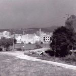 Vista des de la finestra de la cuina dels pisos Santo Domingo el Sabio, els coneguts també com dels "Salesians", amb la Catedral i Sant Feliu, al fons. Imatge captada l'any 1967, un any abans del desmuntatge del Pont del Dimoni; es veu -a l'esquerra- el Col·legi Groc, amb el seu extens pati amb frondosos arbres, i -a la dreta- es pot entreveure la casa del Dr. Masià FOTO: ARXIU DOLORS PUNSÍ