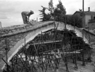 El desmuntatge del pont del Dimoni (observeu les pedres numerades) FOTO: NARCÍS SANS (1968)