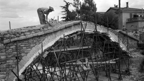 El desmuntatge del pont del Dimoni (observeu les pedres numerades) FOTO: NARCÍS SANS (1968)