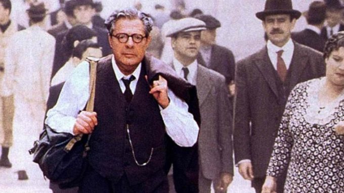 El periodista senyor Pereira FOTOGRAMA: SOSTIENE PEREIRA (1996), adaptació al cinema de l'obra homònima d'Antonio Tabucchi i que va ser un dels darrers treballs del gran Marcello Mastroianni, dirigit pel seu compatriota Roberto Faenza