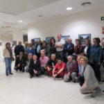 Foto de família, amb el periodista Joel Medir ajupit al mig, el dia de la inauguració de la seva fotoexpo a l'EspaiSocial La Pedrera FOTO: ELDIMONI.COM