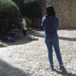 Dues turistes fotografien l'actuació d'un noi i una noia artistes en el carrer de Ferran el Catòlic de Girona (Barri Vell) FOTO: JOAQUIM BOHIGAS i MOLLERA