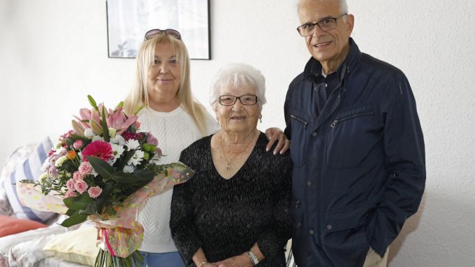 Concepció Carreras Joher al costat de la seva família, i del regidor Eduard Berloso de l'Ajuntament de Girona, al seu domicili del carrer del Bassegoda FOTO: ANIOL RESCLOSA