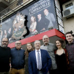 La companyia d'"El fantasma de Canterville" al complet davant del Teatre Condal de Barcelona. D'esquerra a dreta: Josep Maria Mestres (director), Pep Sais, Elisabet Casanovas, Joan Pera, David Olivares, Betsy Túrnez i Òscar Castellví FOTO: PERE TORDERA (ARA.CAT)