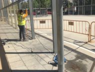 L'alcaldessa Marta Madrenas ho va anunciar en un tuit: "Avui han començat al parc Núria Terés de Santa Eugènia les obres per treure el reixat metàl·lic que ocasionava molèsties als veïns de la frontissa, pels cops de pilota. En quinze dies s'hi posarà una xarxa de nylon @avsantaeugenia" FOTO: AJGi