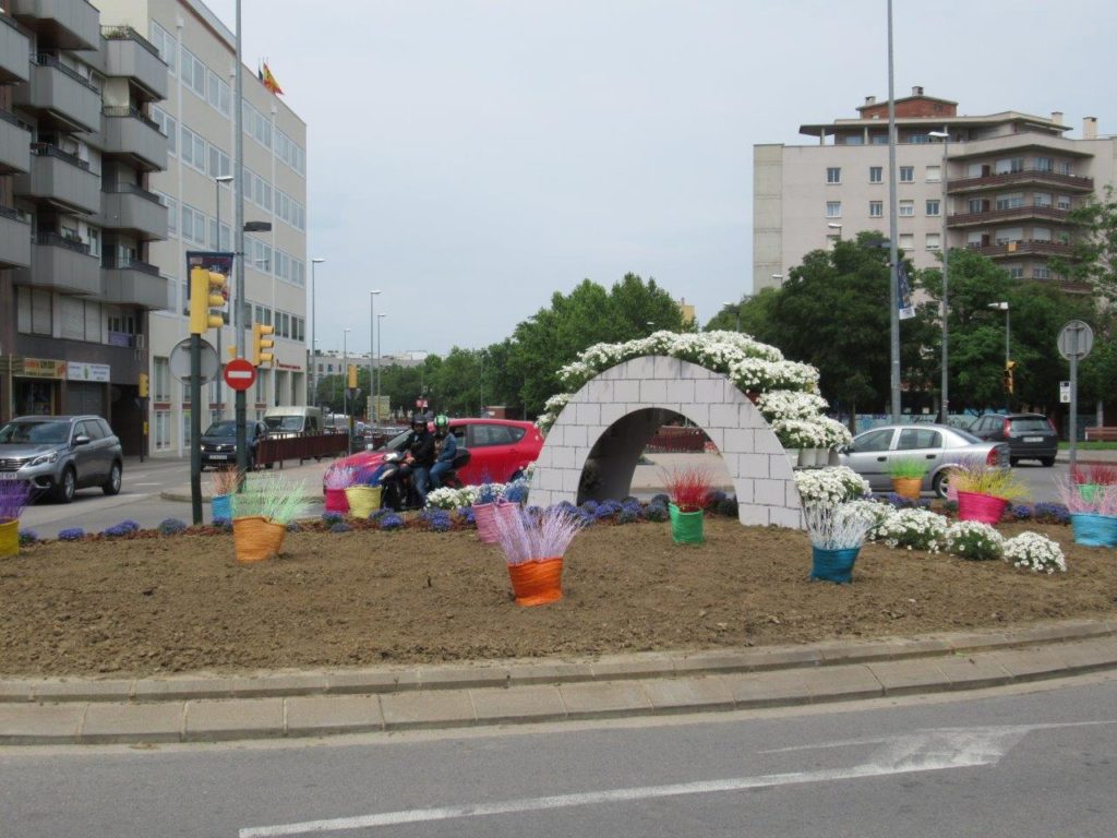 EUGENIALS! Ja és #TempsdeFlors2018 a Santa Eugènia de Ter: el pont del Dimoni de flors, instal·lat a la rotonda dels Maristes - ctra. de Santa Eugènia, a iniciativa de l'Assoc. de Comerciants de Santa Eugènia de Ter. Gràcies Comerciants! FOTO: ELDIMONI.COM
