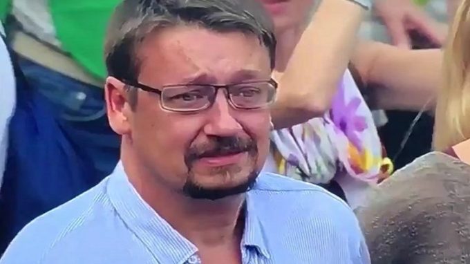 Xavier Domènech plora a la marxa convocada l'octubre de 2017 per la Taula per la Democràcia a Barcelona per  demanar la llibertat dels presidentes de l'ANC i d'Òmnium, Jordi Sànchez i Jordi Cuixart FOTO: PUBLICO.ES