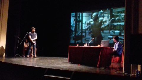 Una imatge de l'acte en el Teatre Reparada Domènech (una mestra del barri) del Centre cívic de Sant Narcís FOTO: JOAQUIM BOHIGAS i MOLLERA