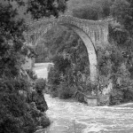 El Pont del Dimoni del terme municipal de Tortellà FOTO: MANEL LLADÓ [EL PUNT]