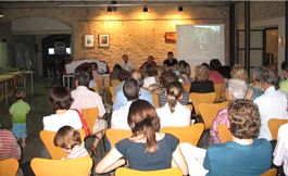 > Una imatge de la presentació del llibre Els ponts, a Can Ninetes FOTO: EL DIMONI 